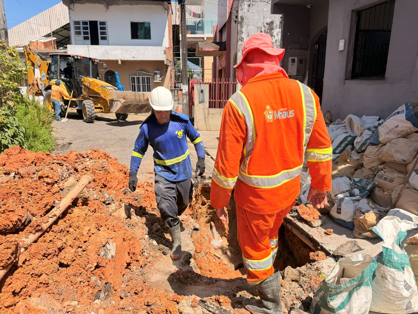 Prefeitura de Manaus acompanha recuperação da rua Pavão após tubulação de concessionária provocar afundamento parcial da via