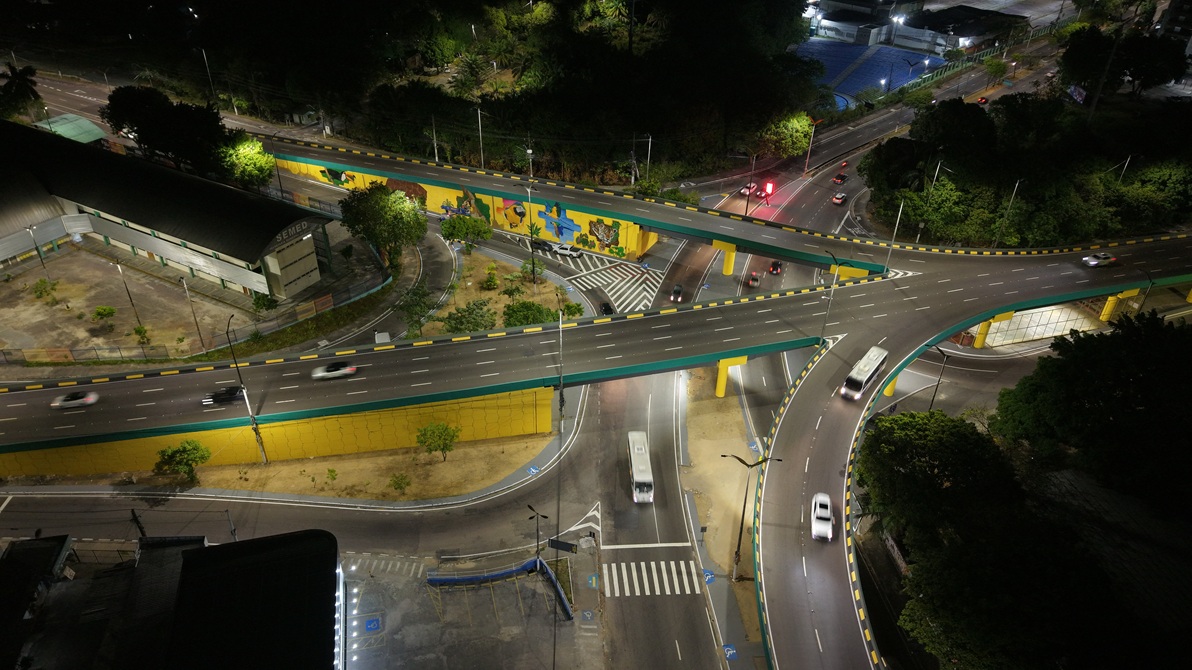 Prefeitura de Manaus transforma Complexo Viário Miguel Arraes com arte, iluminação e melhorias na estrutura