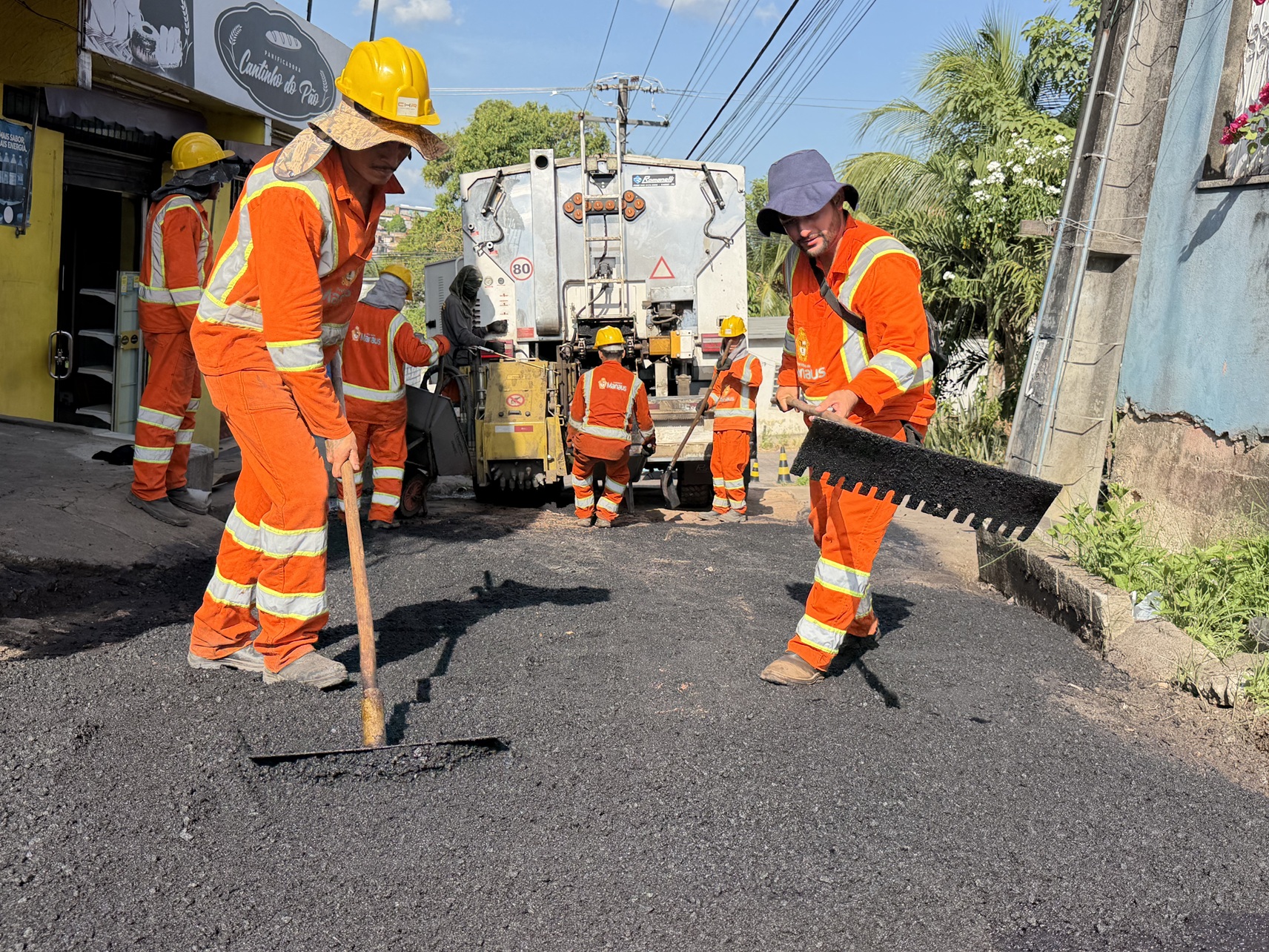 Prefeitura de Manaus reforça operação Tapa-Buraco com tecnologia e recupera rua no bairro Redenção