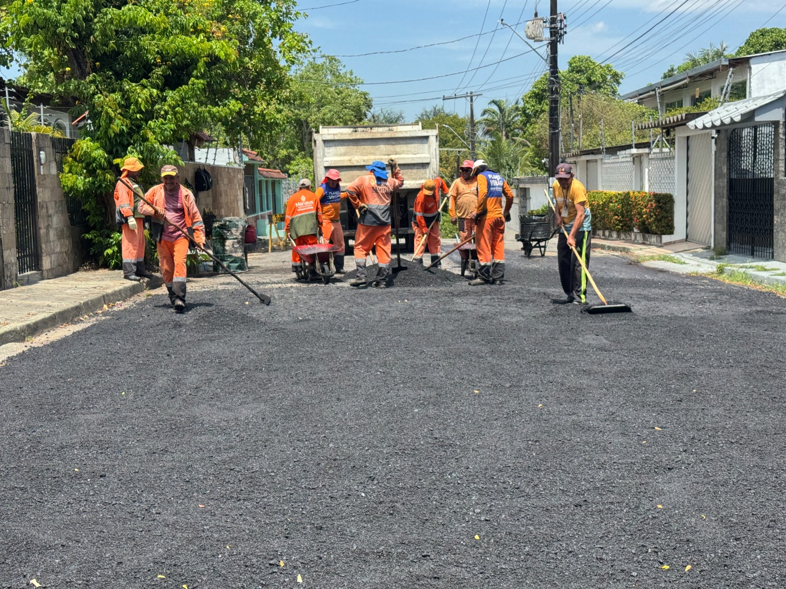 Prefeitura de Manaus atende solicitação de moradores e recupera trecho da rua Hortência, no Aleixo