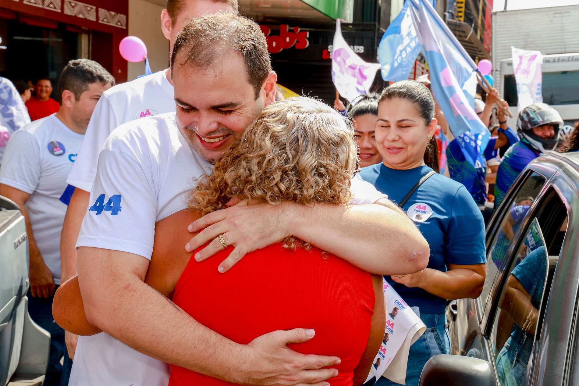Roberto Cidade dialoga com comerciantes e reforça propostas durante corpo a corpo na zona Leste