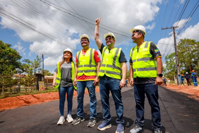 Roberto Cidade acompanha o andamento das obras de pavimentação em Autazes