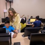 Thaisa Cidade acompanha início de curso inédito de Informática do Cetam para adolescentes com TEA