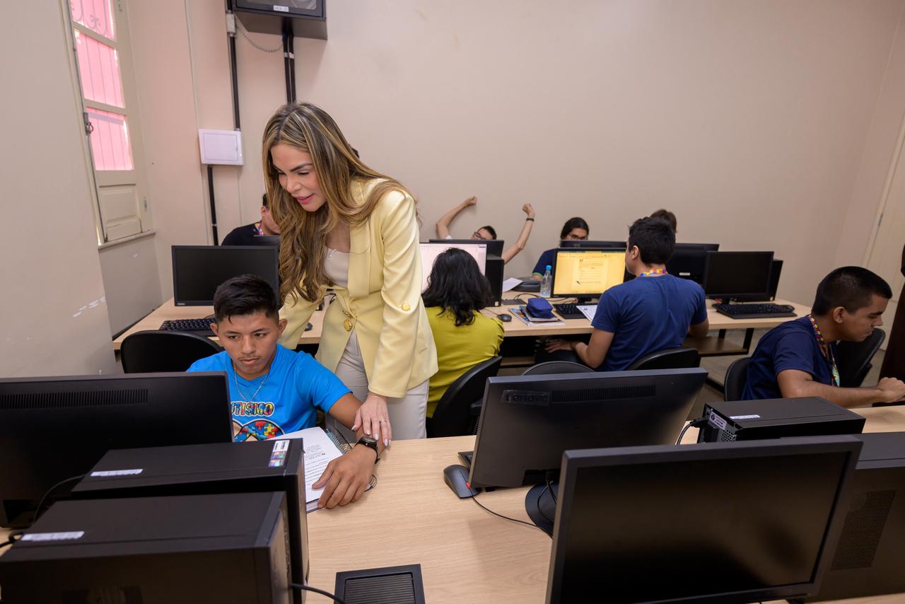 Thaisa Cidade acompanha início de curso inédito de Informática do Cetam para adolescentes com TEA
