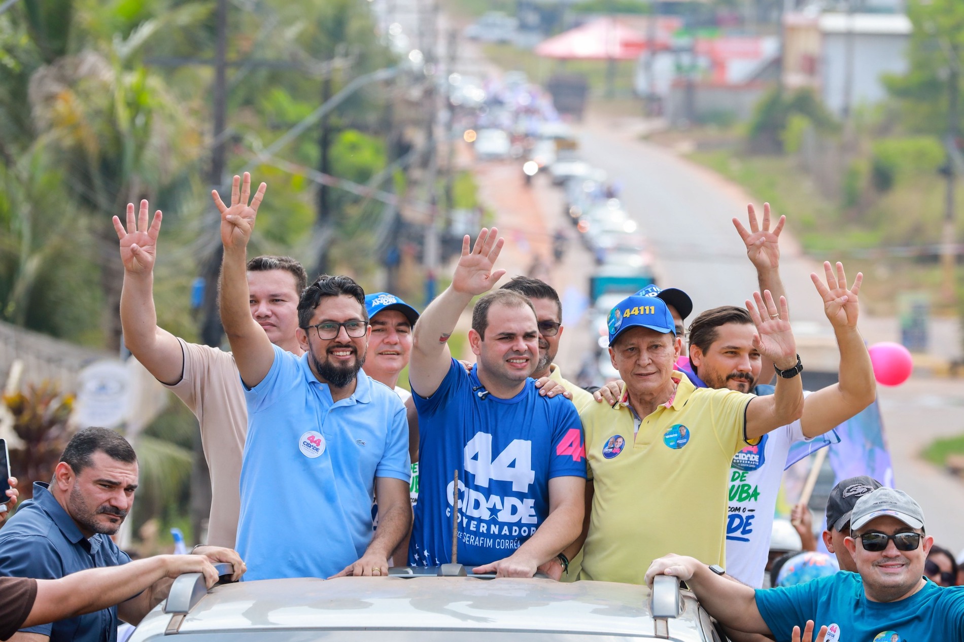 Adjuto Afonso participa de carreata em Iranduba ao lado de Roberto Cidade