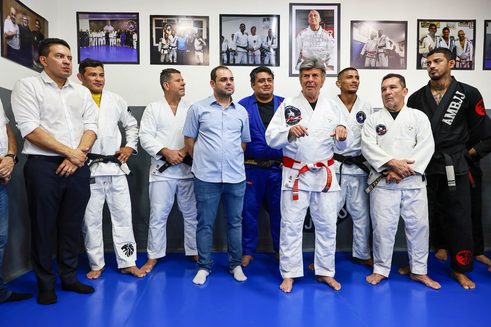 Governador Roberto Cidade visita projeto esportivo que atende crianças e adolescentes no Coroado