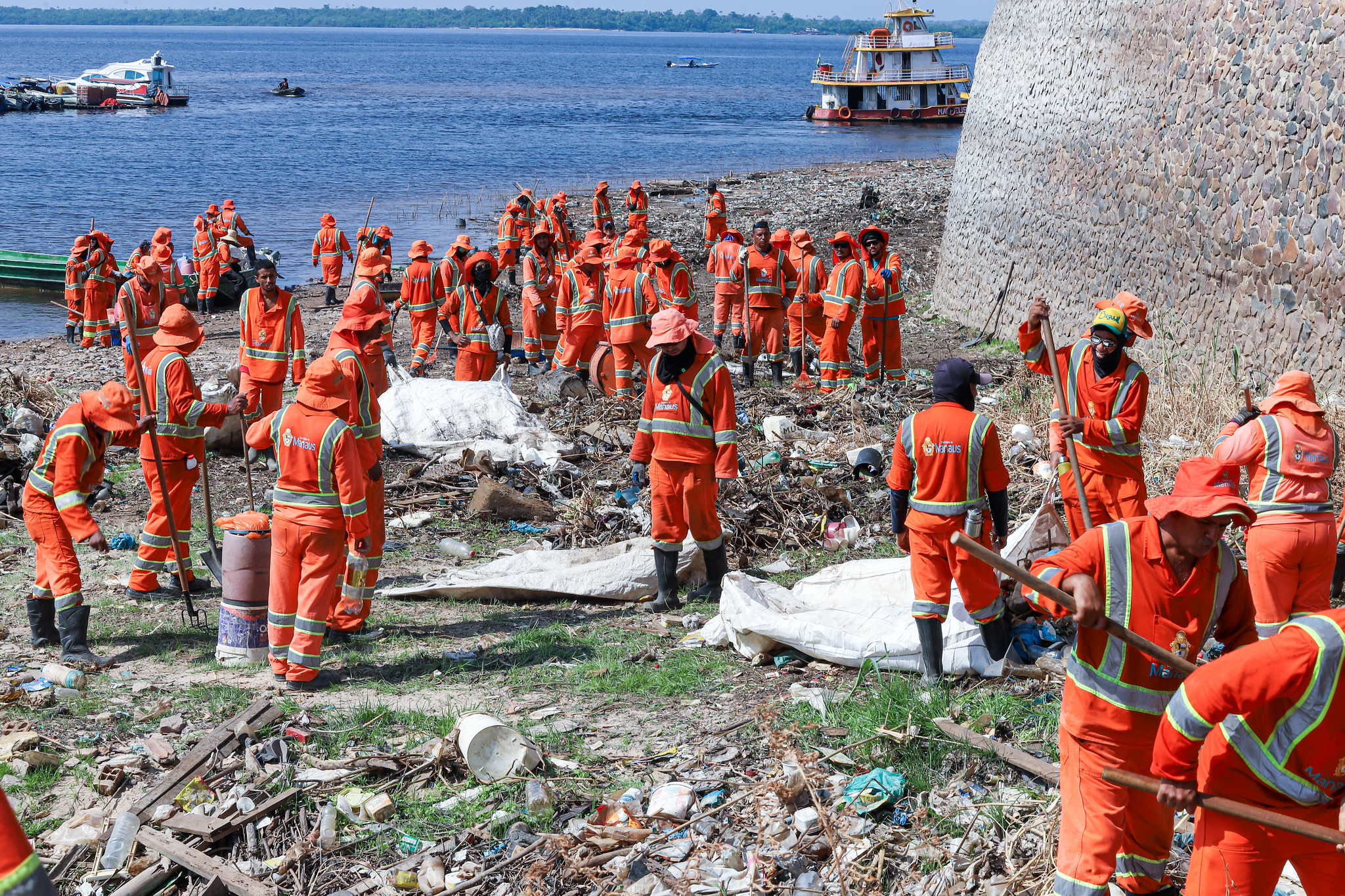 Prefeitura de Manaus inicia operação de limpeza na orla do São Raimundo e intensifica ações durante a estiagem