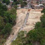 Prefeitura de Manaus avança em obra de contenção de erosão na rua Londres, no Gilberto Mestrinho