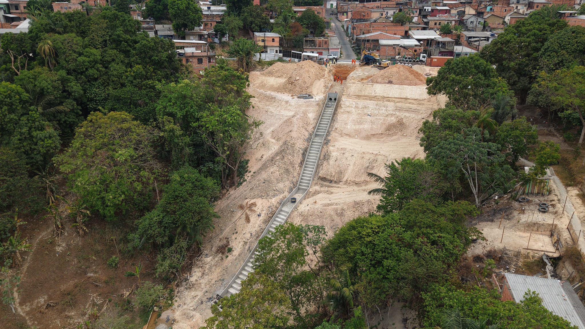 Prefeitura de Manaus avança em obra de contenção de erosão na rua Londres, no Gilberto Mestrinho