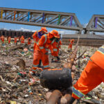 Prefeitura de Manaus intensifica limpeza da orla do rio Negro com mais de 500 trabalhadores