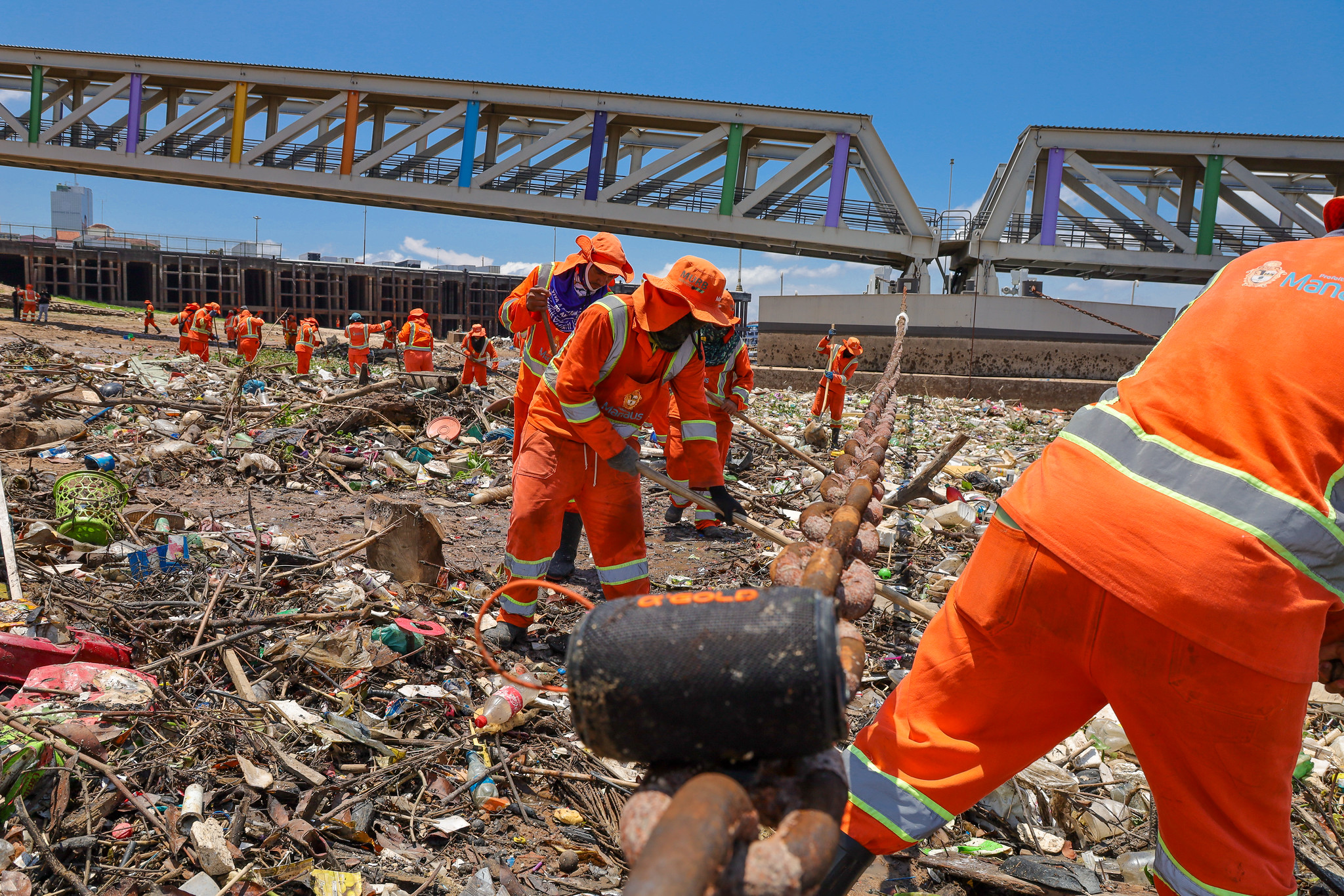 Prefeitura de Manaus intensifica limpeza da orla do rio Negro com mais de 500 trabalhadores