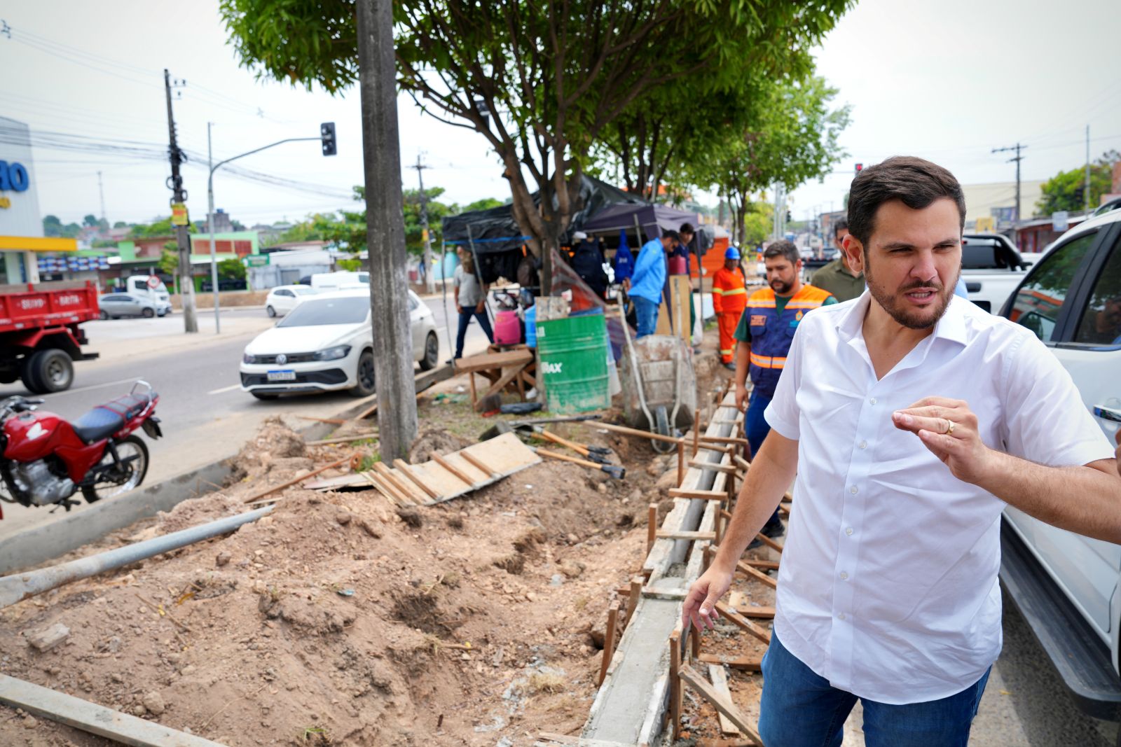No Dia da Árvore, prefeito Renato Junior vistoria obra em canteiro central e reforça preservação da arborização na avenida Margarita