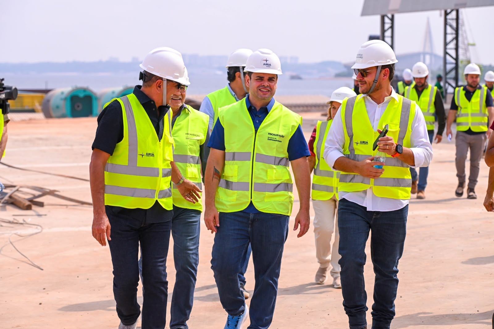Roberto Cidade inspeciona construção de terminais flutuantes para comunidades do interior do Amazonas