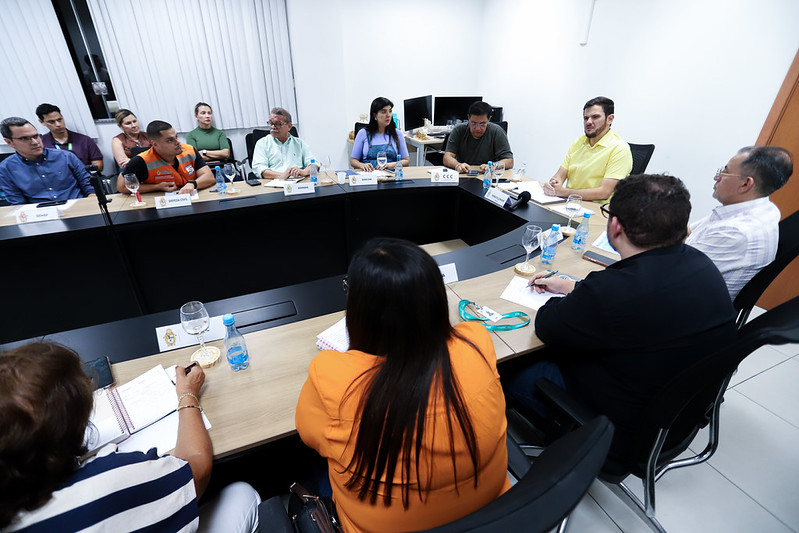 Prefeito Renato Junior reúne com comitê de crise climática para enfrentar os impactos da fumaça e coloca Manaus em estado de atenção