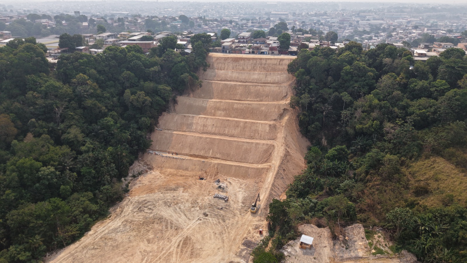 Prefeitura de Manaus avança em obra de contenção de erosão no bairro Jorge Teixeira