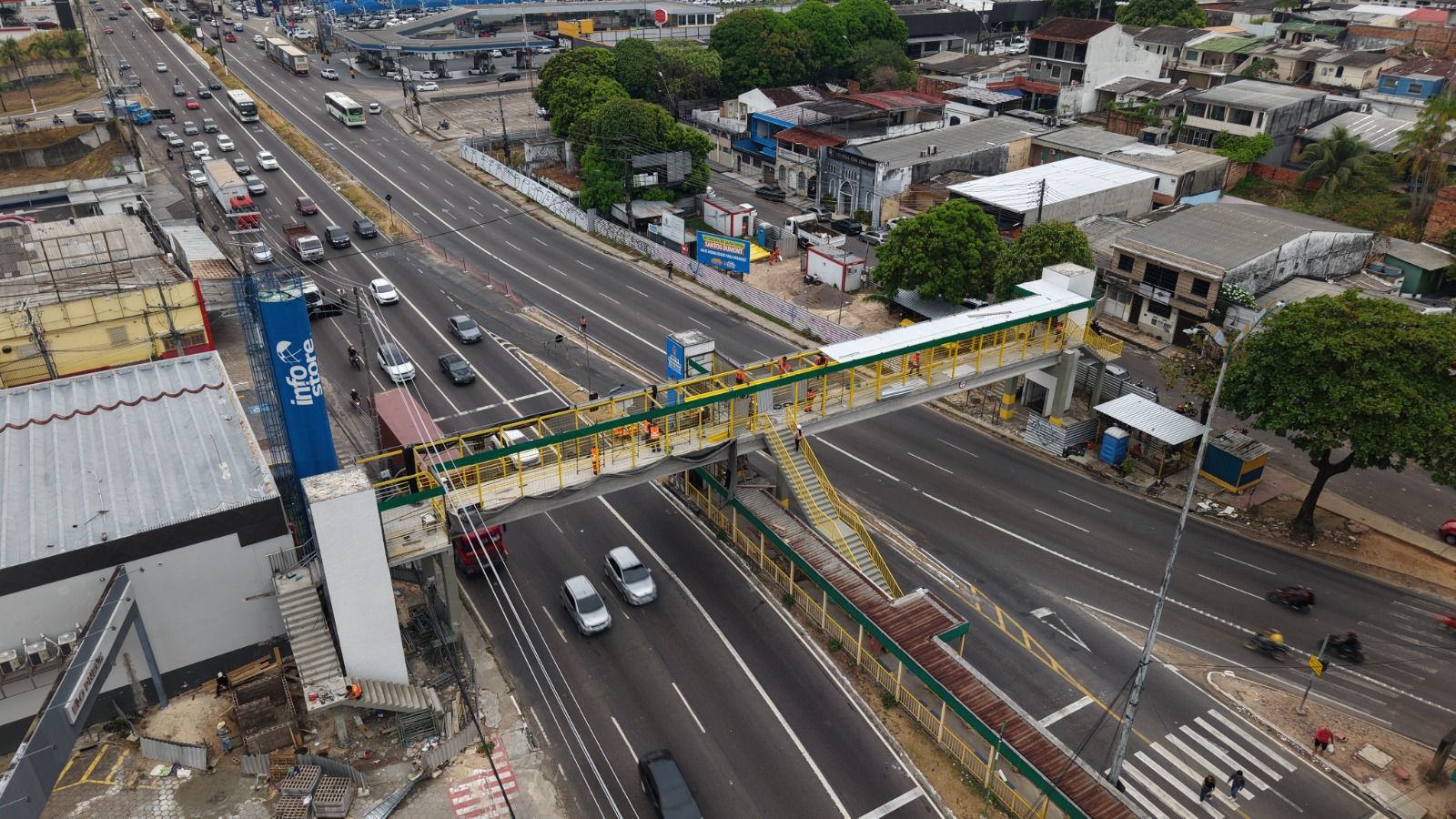 Prefeitura de Manaus avança na reconstrução da passarela Santos Dumont, na avenida Torquato Tapajós