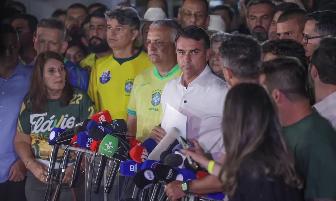 Flávio desiste de pedir anulação da vitória de Lula nas urnas