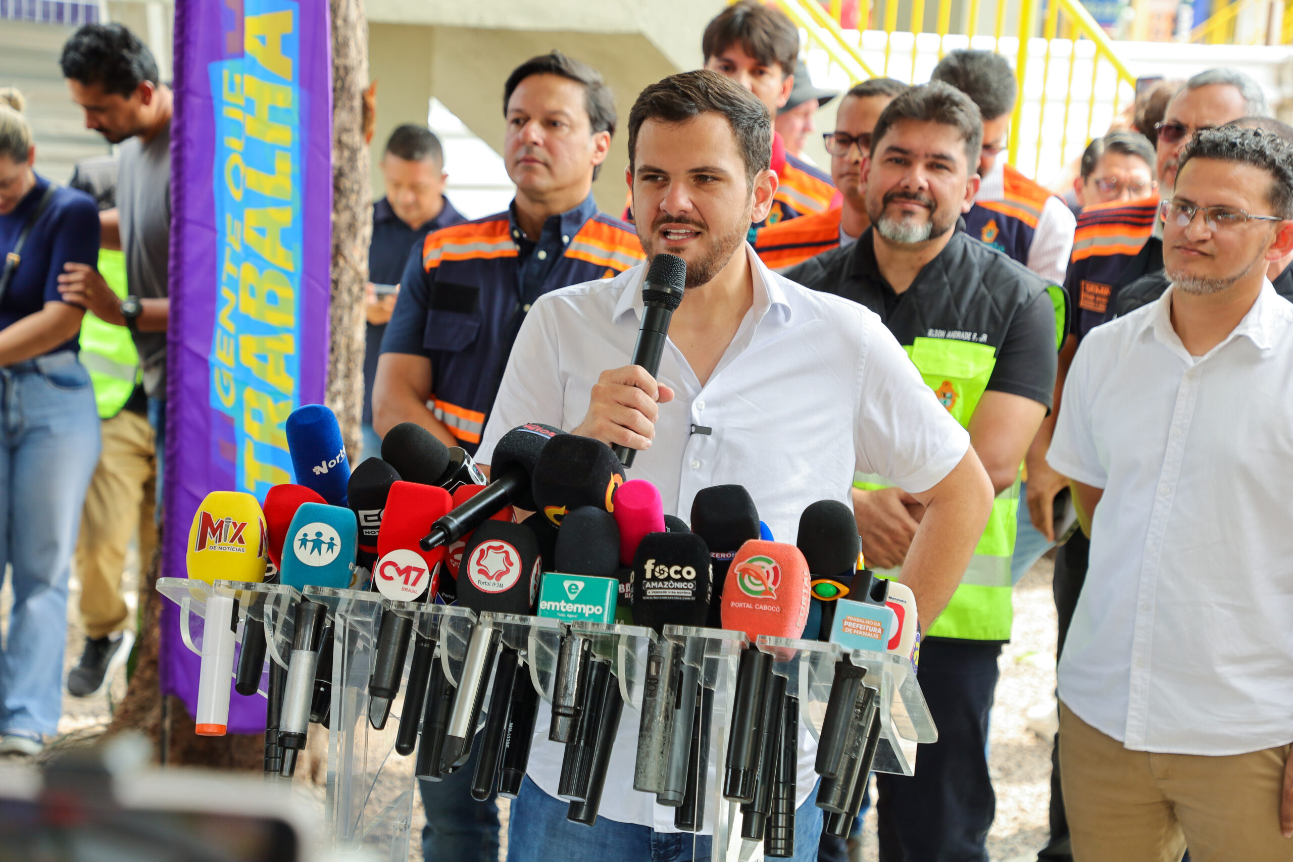 Prefeito Renato Junior entrega passarela na avenida Torquato Tapajós utilizada diariamente por 4,5 mil pessoas e confirma elevadores para garantir acessibilidade a PcDs