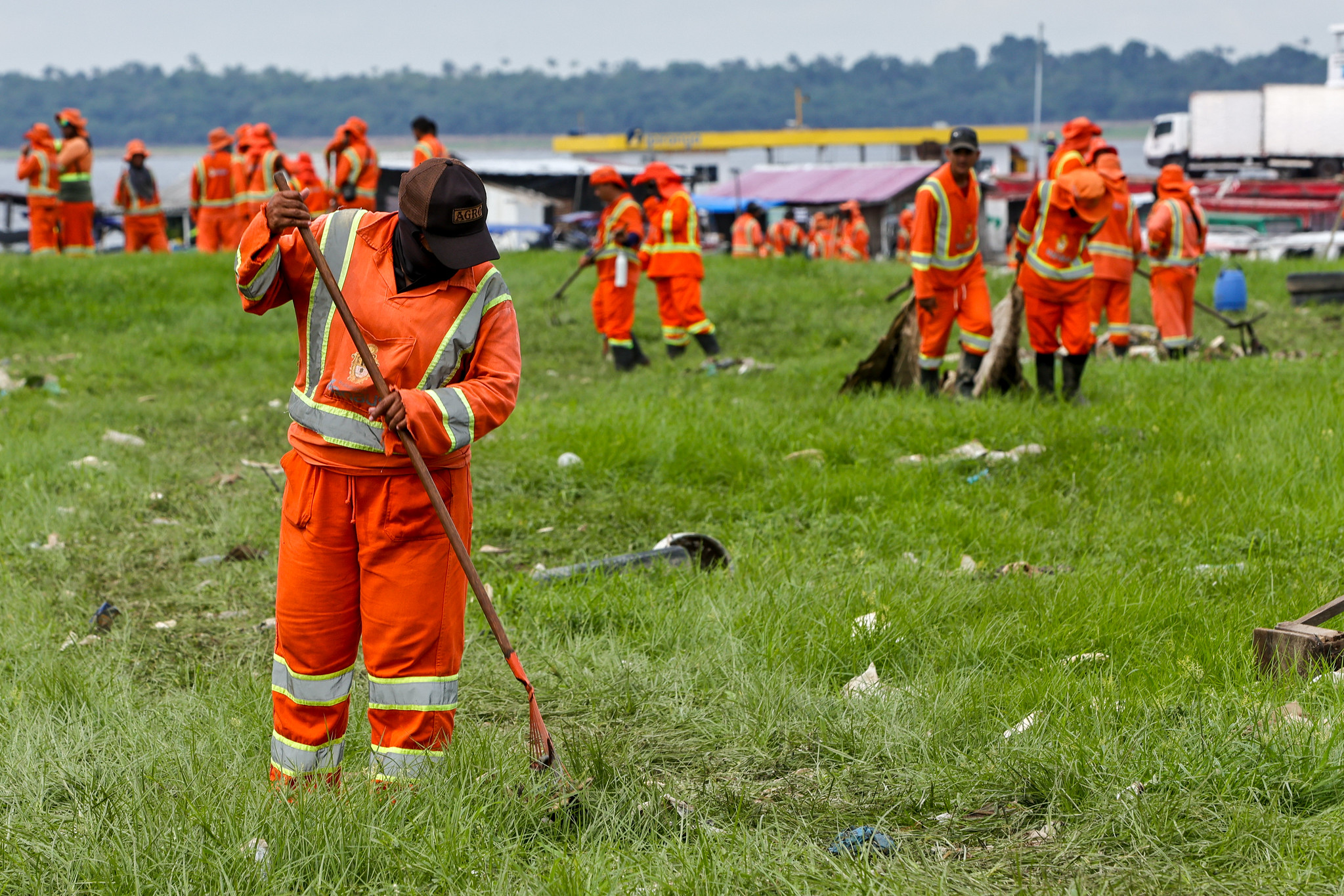 Prefeitura mobiliza 500 trabalhadores e intensifica limpeza na orla de Manaus