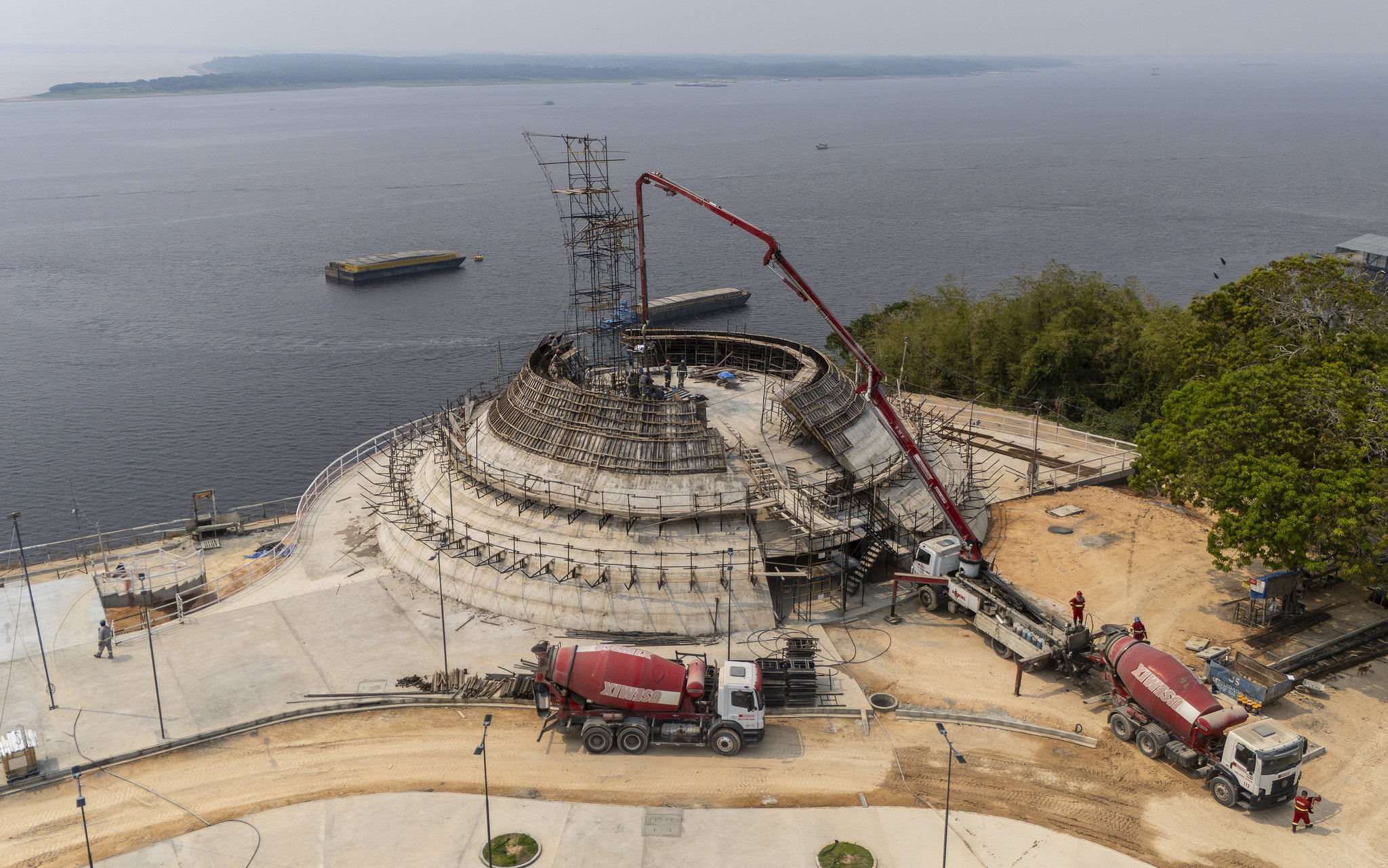 Parque Encontro das Águas avança com terceira concretagem das ‘asas’ de Niemeyer em obra da prefeitura