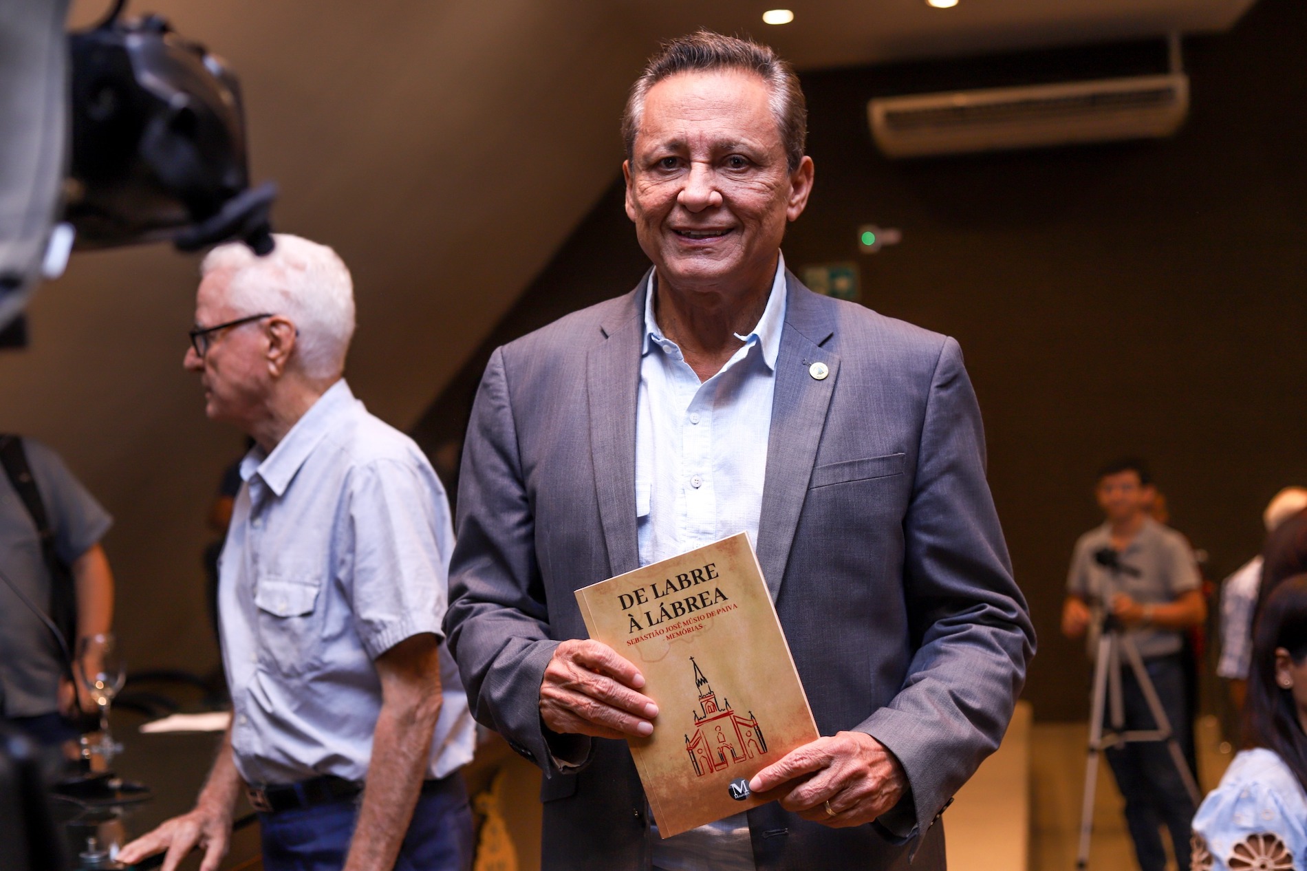Dia Nacional do Livro: lei de Adjuto Afonso valoriza escritores do Amazonas