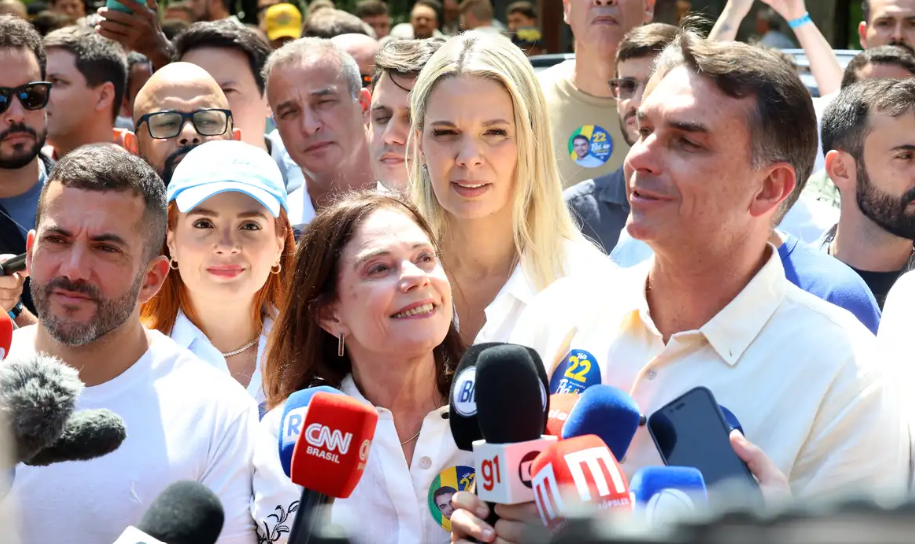 Flávio Bolsonaro diz que vai manter Bolsa Família e Farmácia Popular