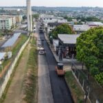 Prefeitura de Manaus aplica 110 toneladas de asfalto e avança na recuperação viária do Parque Rio Solimões