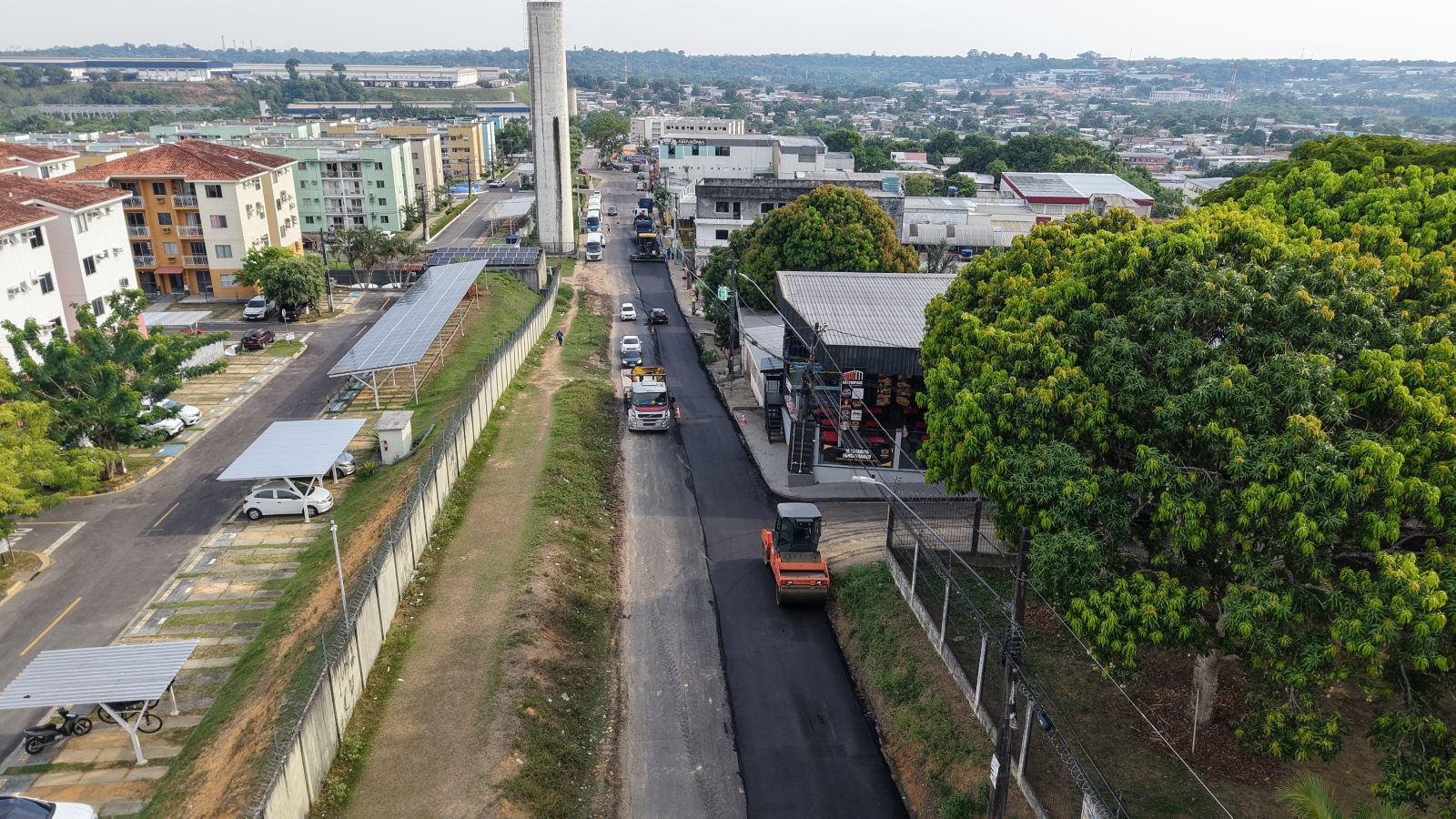 Prefeitura de Manaus aplica 110 toneladas de asfalto e avança na recuperação viária do Parque Rio Solimões