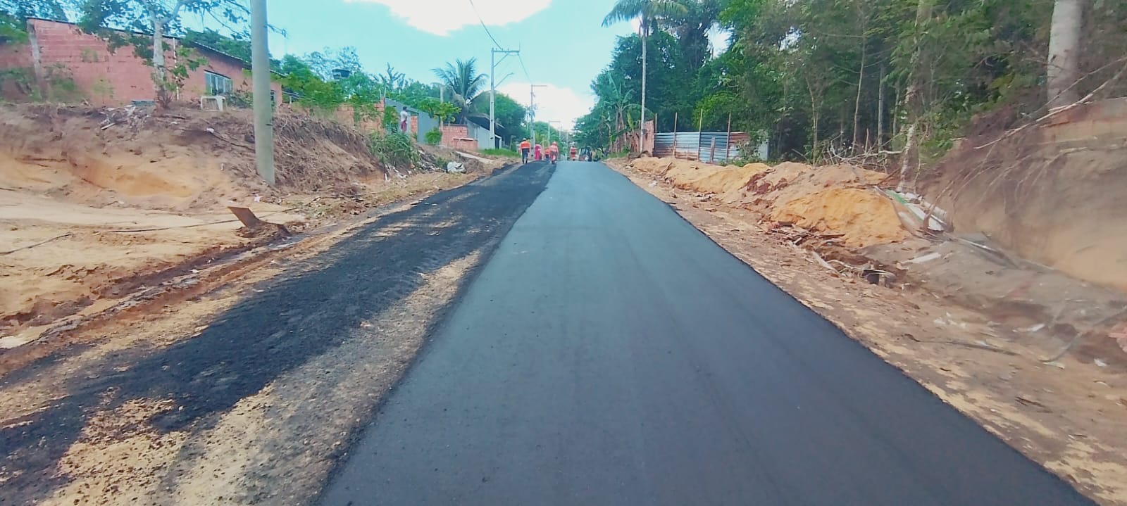 Prefeitura de Manaus leva asfalto pela primeira vez à rua das Estrelas, no bairro Tarumã-Açu
