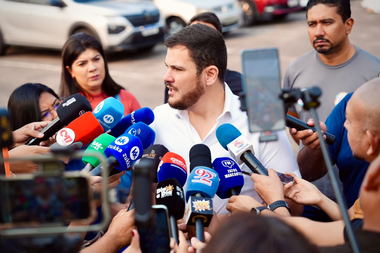 Renato Junior vota em Manaus, reforça gratuidade dos ônibus e convida população às urnas
