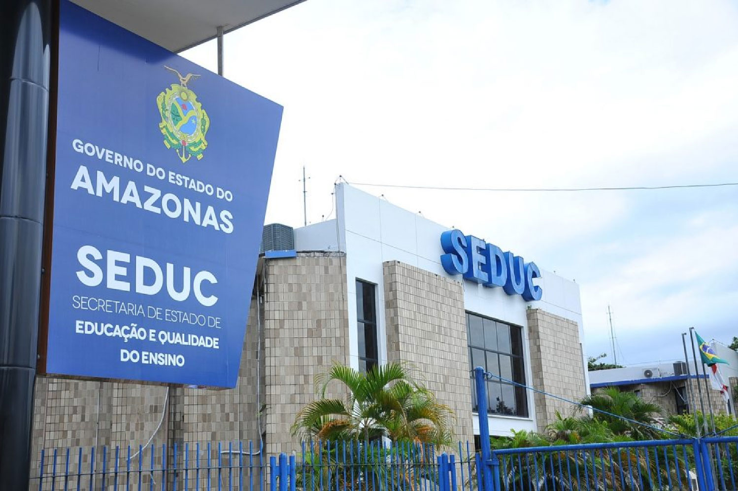 Fumaça leva à suspensão das aulas na rede estadual em Manaus nesta segunda-feira