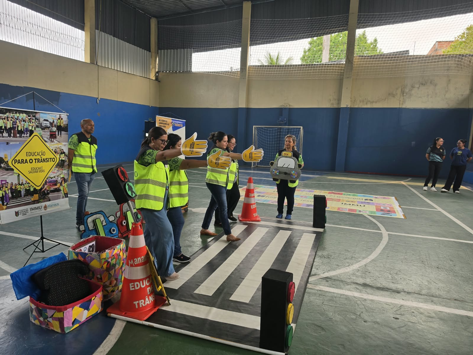 Prefeitura realiza ação de educação de trânsito para alunos de escola do bairro Flores